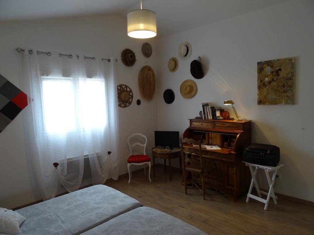 Une Chambre En Ville Савинье Экстерьер фото